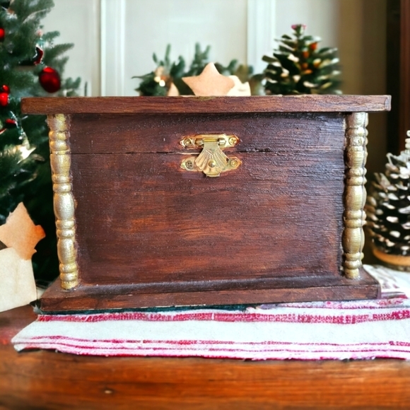 Vintage Hand-made and Hand-painted Wooden Christmas Jewelry/Trinket Box - Picture 5 of 9